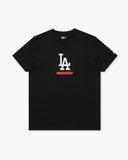 UNDEFEATED x NE x DODGERS STACKED LOGO S/S TEE