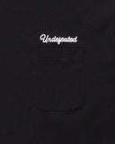UNDEFEATED SCRIPT L/S POCKET TEE