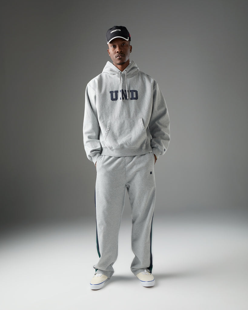 UNDEFEATED BLOCK LOGO PULLOVER HOOD
