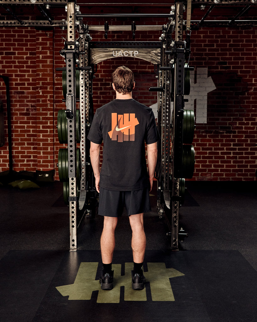 UACTP x NIKE NRG MEN'S PRIMARY SS TOP