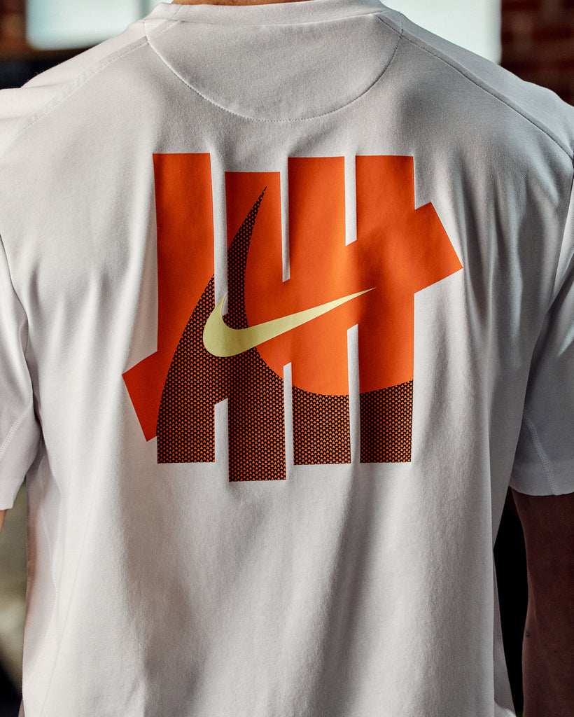 UACTP x NIKE NRG MEN'S PRIMARY SS TOP – UNDEFEATED JAPAN