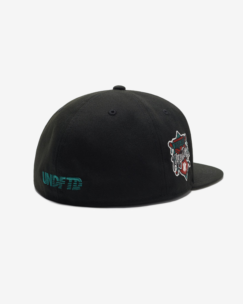 UNDEFEATED X NE ICON CREST FITTED