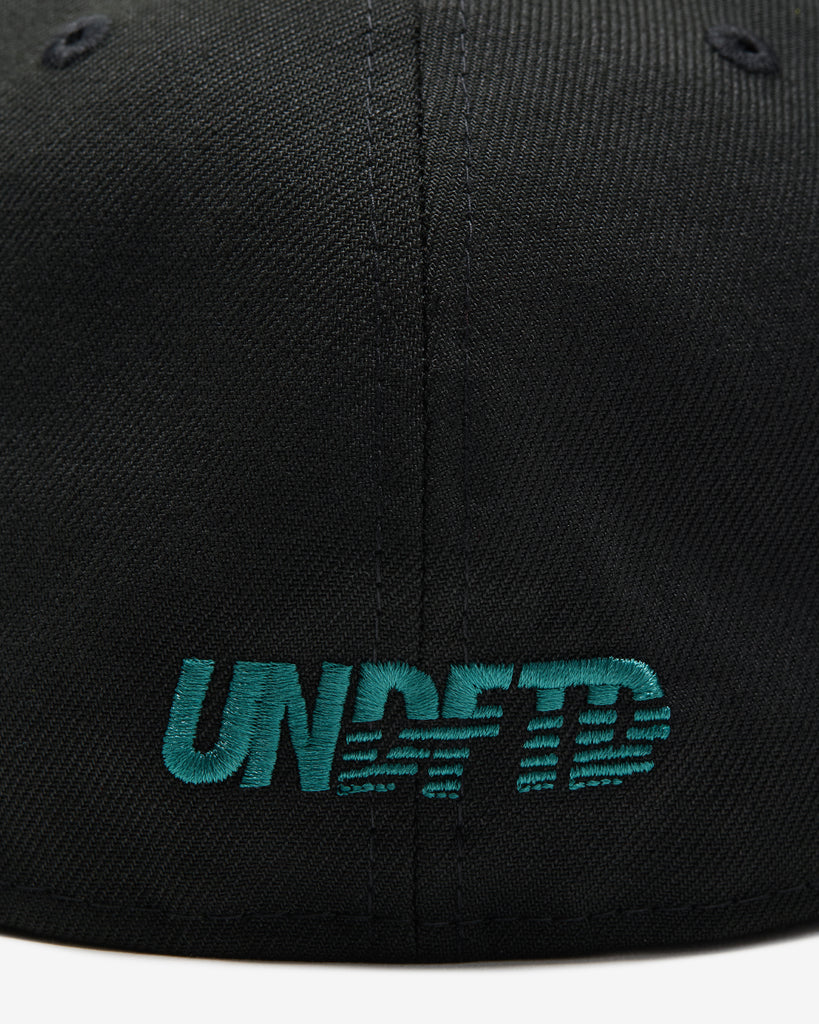 UNDEFEATED X NE ICON CREST FITTED