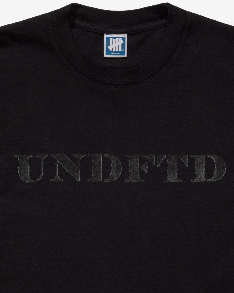 UNDEFEATED STENCIL S/S TEE