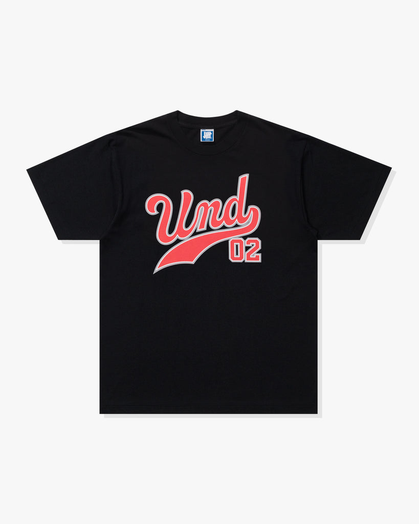 UNDEFEATED UND SCRIPT S/S TEE