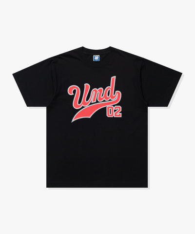 UNDEFEATED UND SCRIPT S/S TEE