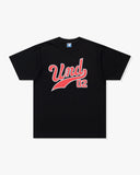 UNDEFEATED UND SCRIPT S/S TEE
