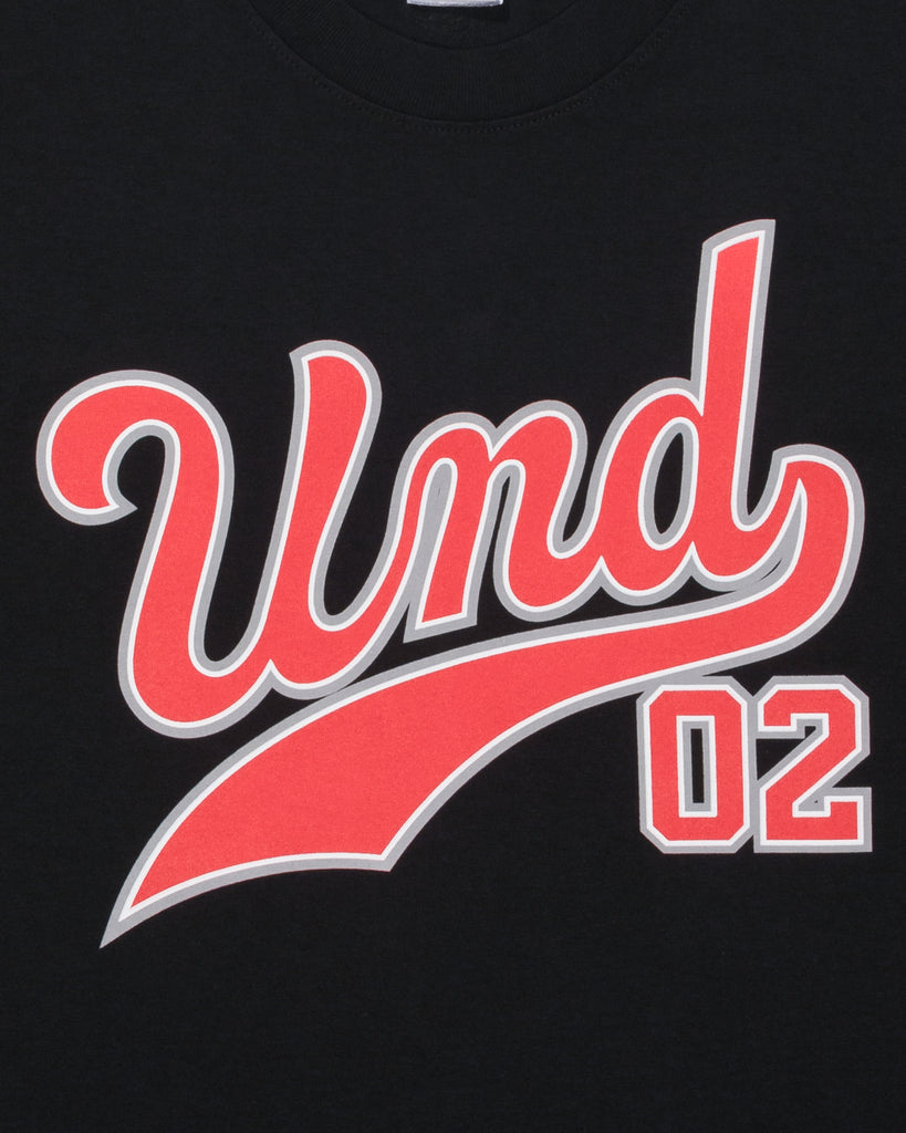 UNDEFEATED UND SCRIPT S/S TEE