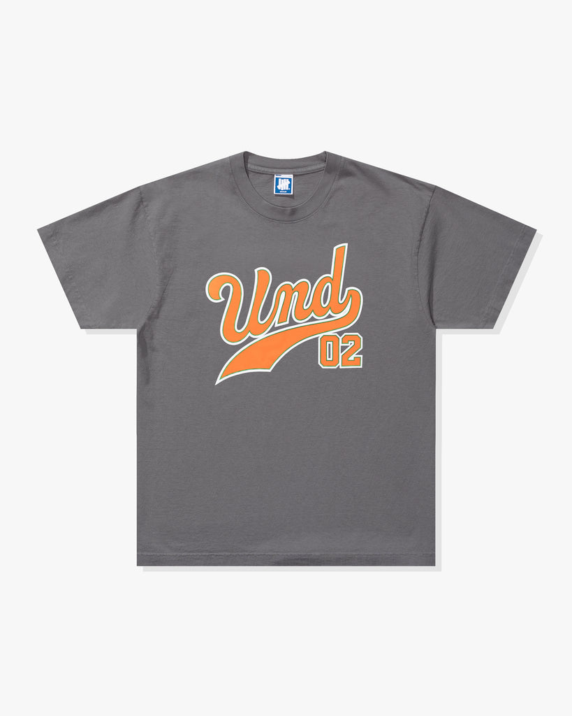 UNDEFEATED UND SCRIPT S/S TEE