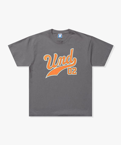 UNDEFEATED UND SCRIPT S/S TEE