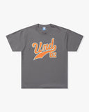 UNDEFEATED UND SCRIPT S/S TEE