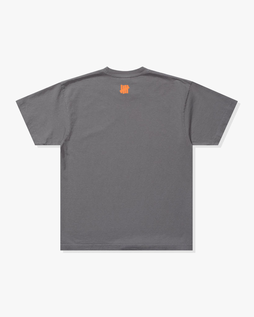 UNDEFEATED UND SCRIPT S/S TEE