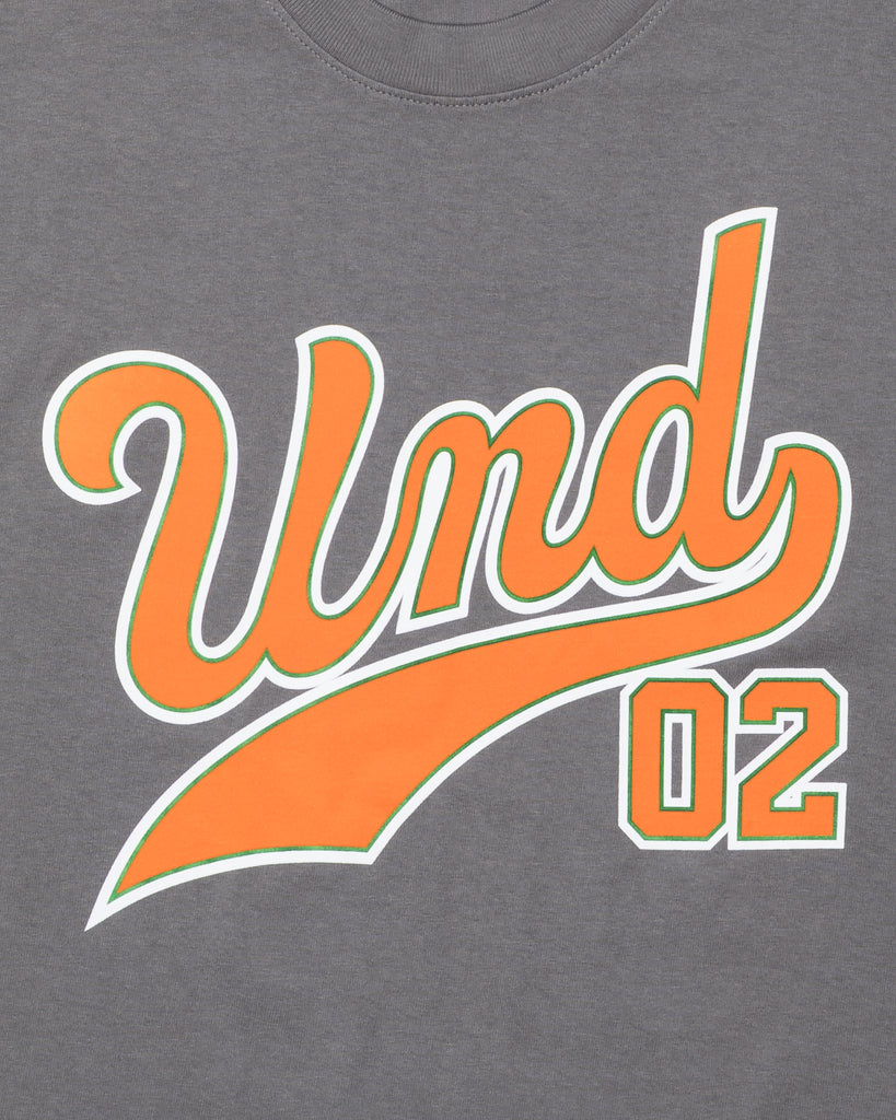 UNDEFEATED UND SCRIPT S/S TEE