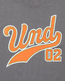 UNDEFEATED UND SCRIPT S/S TEE