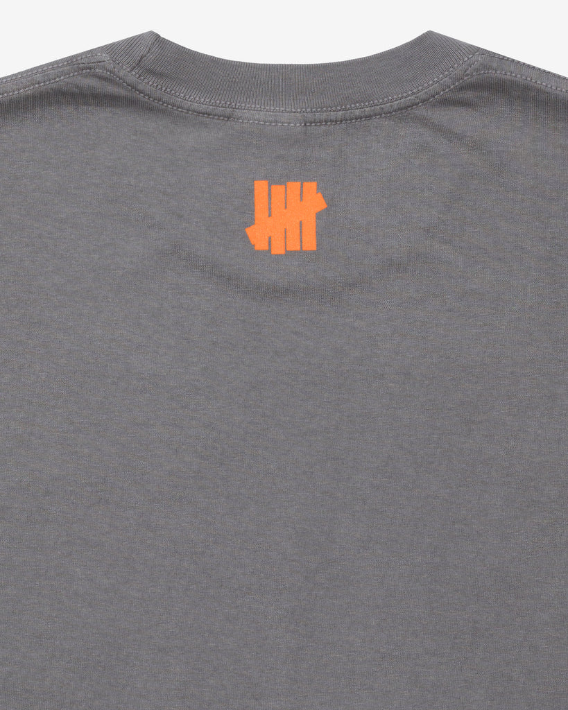 UNDEFEATED UND SCRIPT S/S TEE