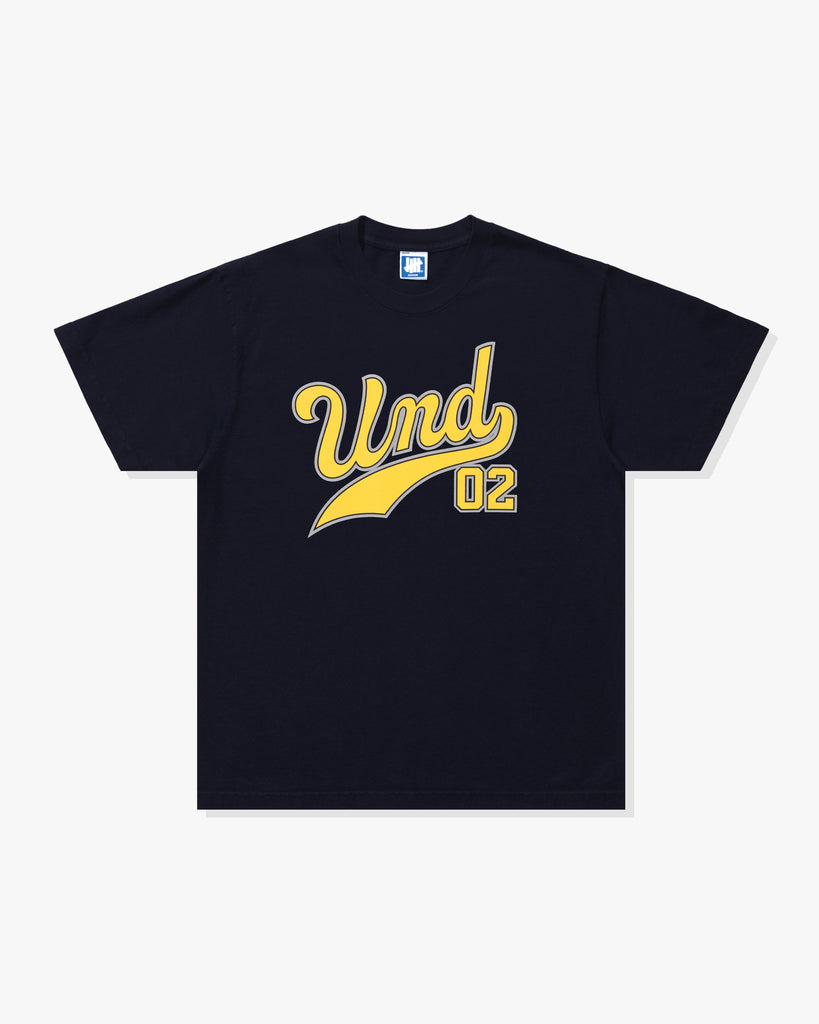 UNDEFEATED UND SCRIPT S/S TEE