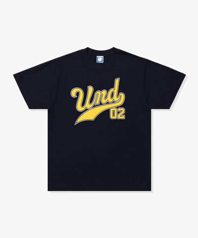 UNDEFEATED UND SCRIPT S/S TEE