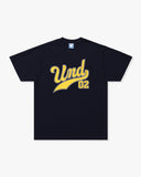UNDEFEATED UND SCRIPT S/S TEE