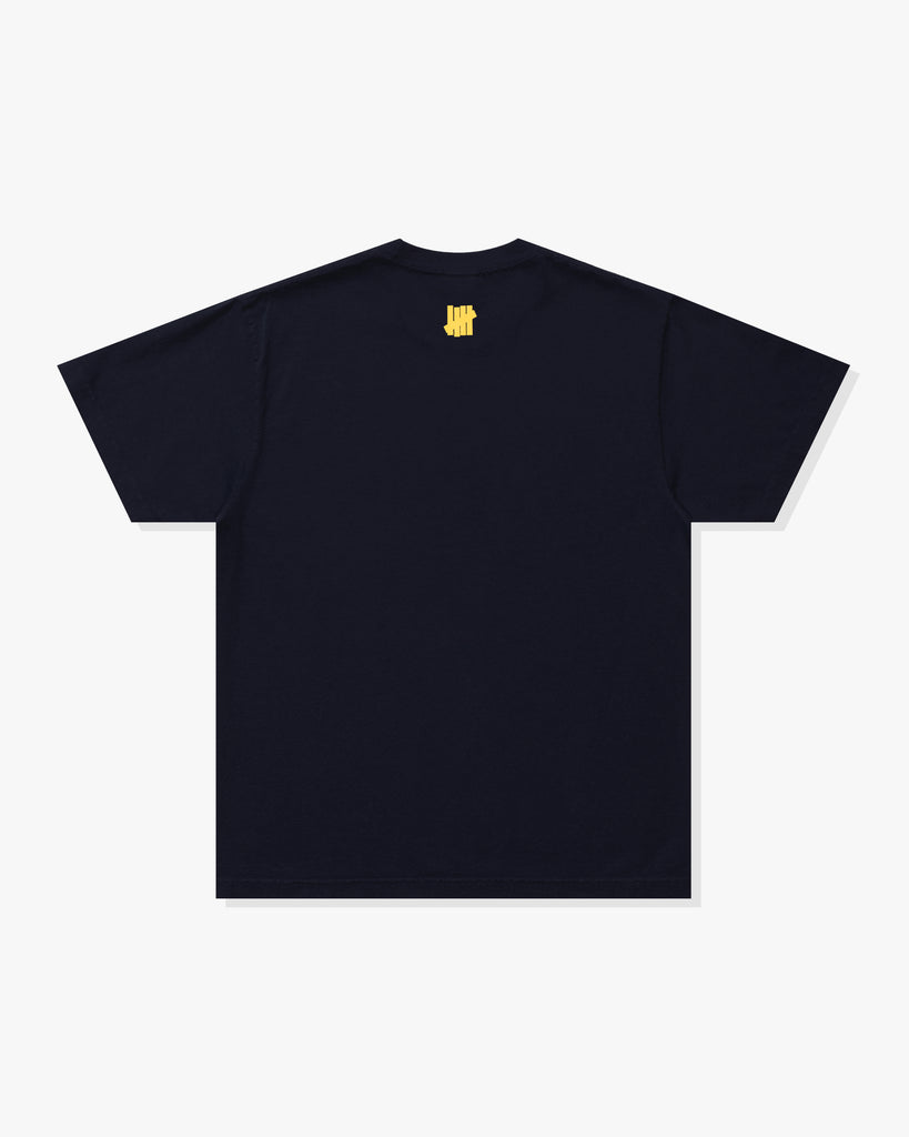 UNDEFEATED UND SCRIPT S/S TEE