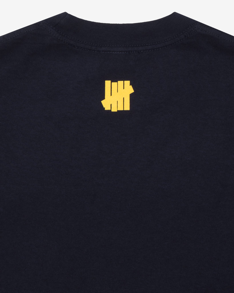 UNDEFEATED UND SCRIPT S/S TEE
