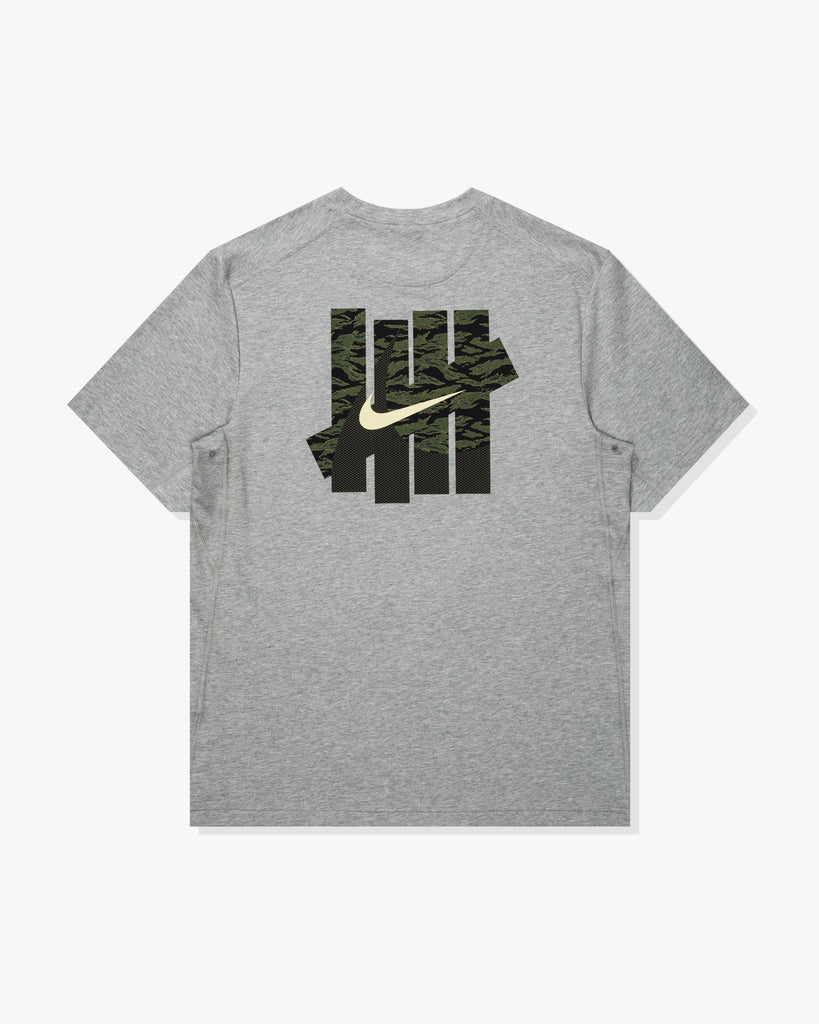 UACTP x NIKE NRG MEN'S PRIMARY SS TOP – UNDEFEATED JAPAN