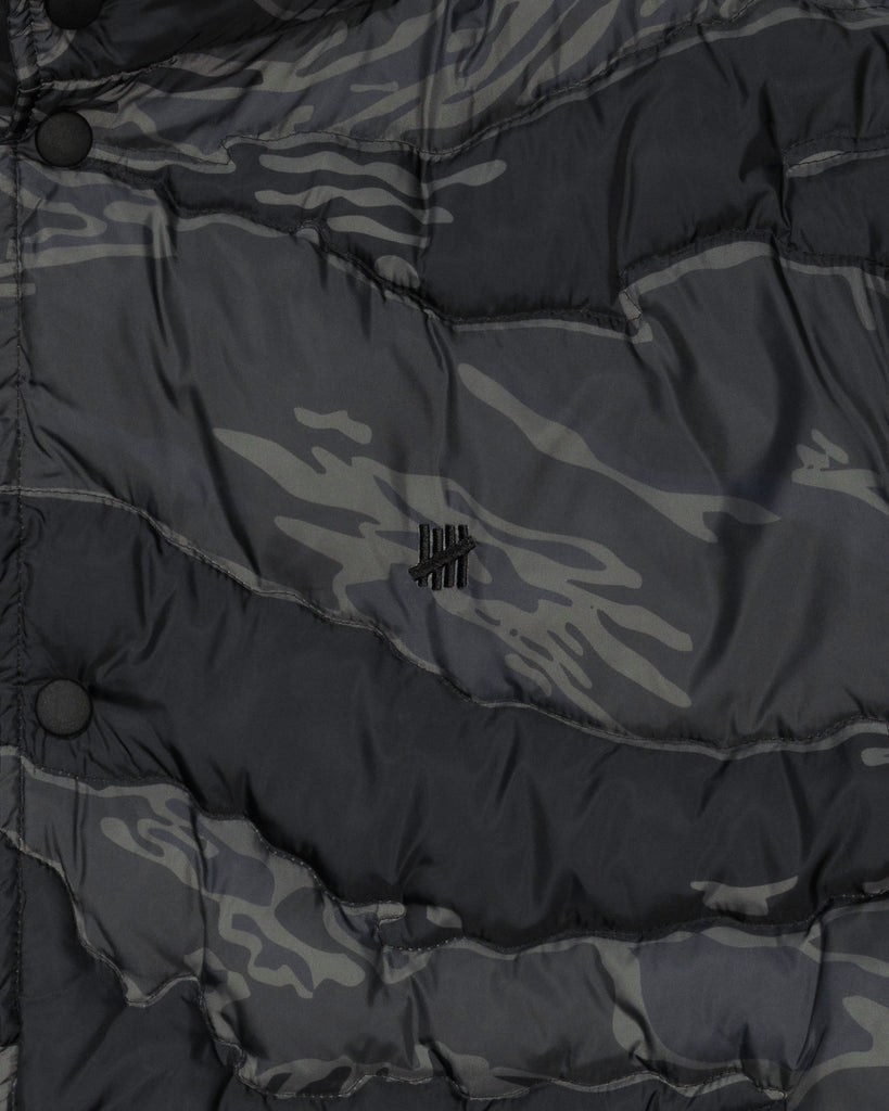 UNDEFEATED HOODED CAMO BUBBLE JACKET